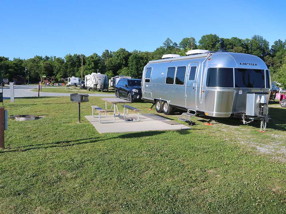 Deluxe Pull-Thru FHU RV Site