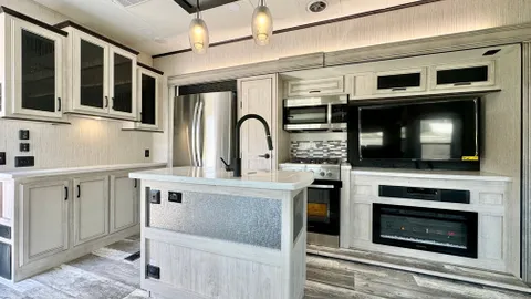 Luxury Destination Trailer — image 1 of 14
