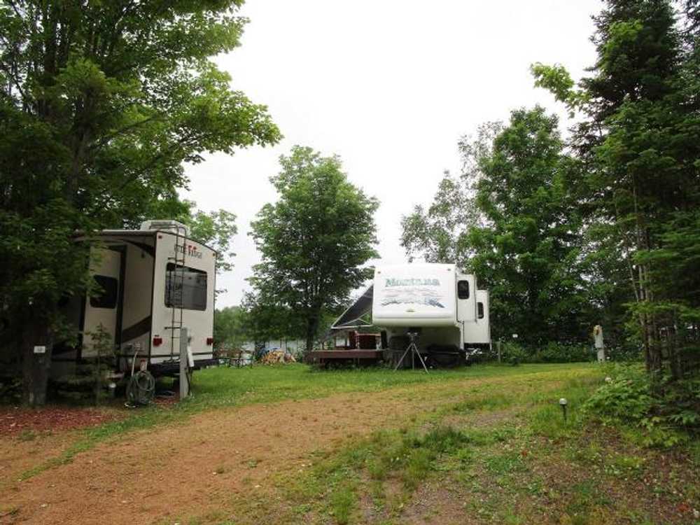 Deluxe Lakefront Full Hookup RV Site