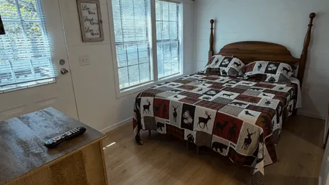 Deluxe Cabin — image 2 of 8