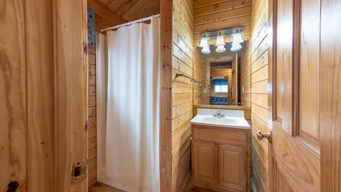 Cindy Bear Cottage — image 7 of 7