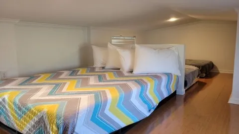 Two Bedroom Keys Cottage with Double Sleeping Loft Sleeps 8 — image 6 of 6