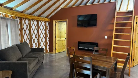 Modern Lodging - Pawnee — image 2 of 12