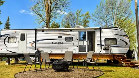 Waterfront Destination Camper – Lakefront Glamping on Trout Lake (No RV Needed) — image 1 of 5