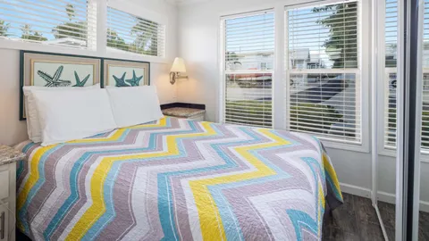 Waterfront Keys Cottage Sleeps 4 — image 2 of 10
