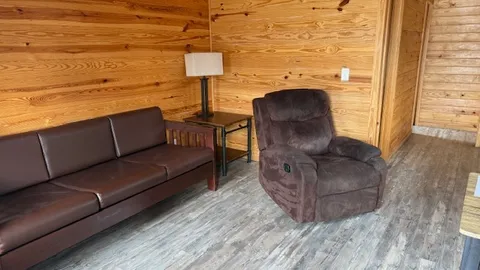 Woodside Cabin: Sleeps 6 Family Cabin — Cozy Comfort Close to Everything — image 8 of 8