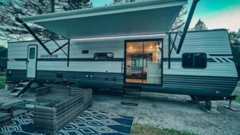 Grand River Deluxe RV — image 1 of 6