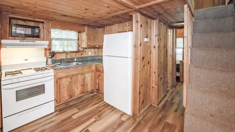 Yogi Bear Family Lodge 8-Person — image 2 of 15