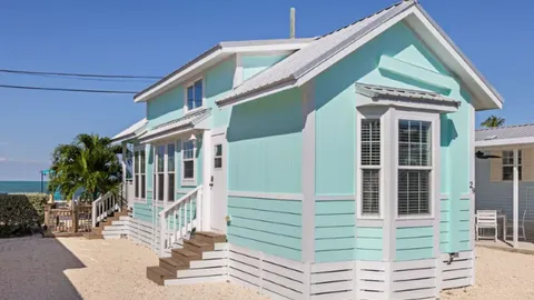 Waterfront Keys Cottage with Sleeping Loft Sleeps 7 — image 10 of 10