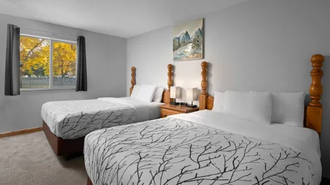 Beach Hotel - Lake View Superior Suite (Sleeps 8) — image 7 of 7