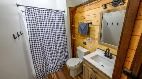 Logan Lodging - Cabin 1 - Country Bumpkin — image 8 of 8