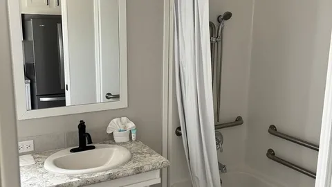 Standard Vacation Rental-Accessible — image 2 of 6