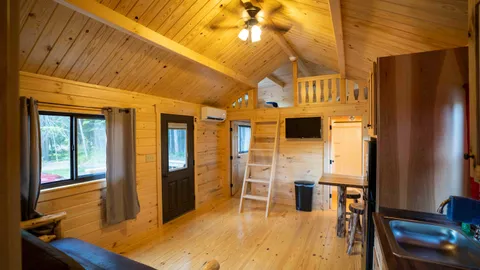 Deluxe Acorn Cottage — image 2 of 8