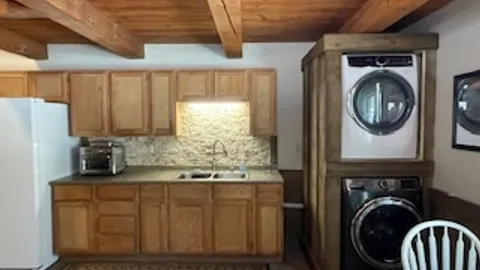 Bear Den Cabin — image 2 of 7