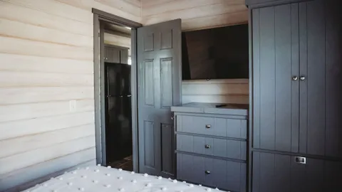 Deluxe Lakeview Cabin — image 2 of 20