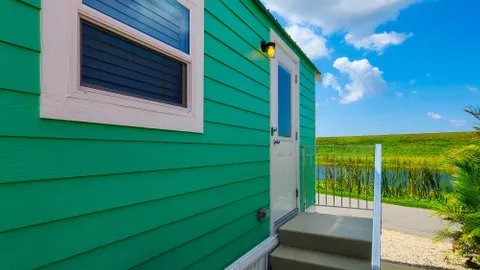 Bungalow — image 2 of 13