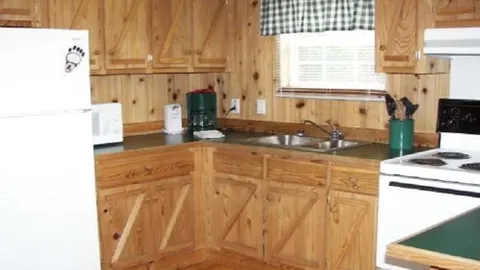 Cabin 12 Deluxe 1-Bedroom — image 2 of 7