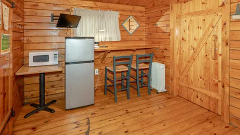 Large Cabin Rental E — image 9 of 9