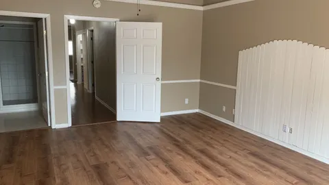 Studio Apartment — image 10 of 10
