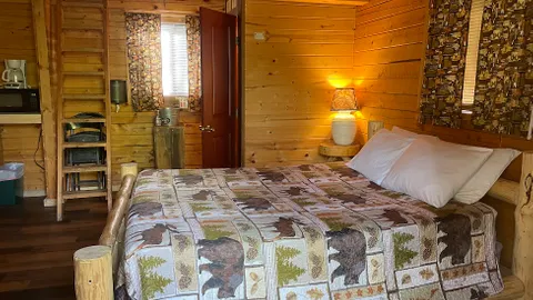 Deluxe Cabin 8 w/Loft — image 8 of 8