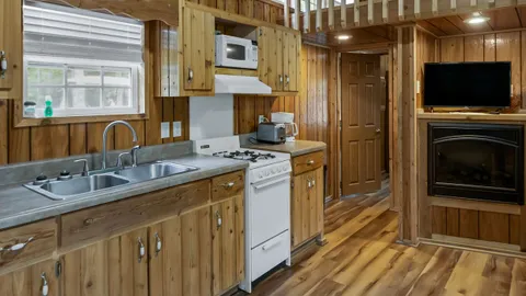 Yogi Bear Small Family Lodge — image 2 of 10