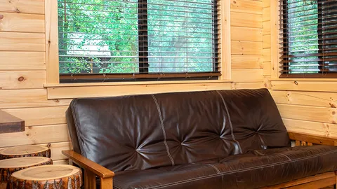Deluxe Canal Cottage — image 7 of 7