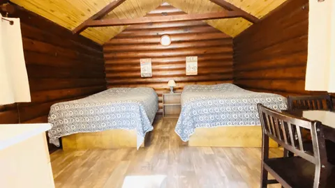 Cabin 06 — image 2 of 4