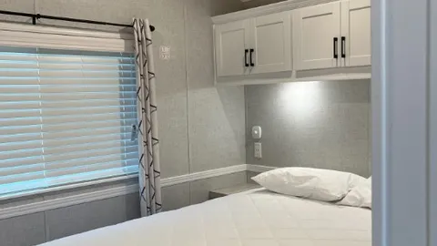 3 Bedroom Deluxe Resort Cottage - Oakland — image 2 of 8