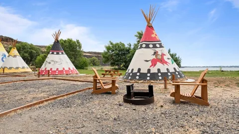 26' Tipi Lakeside — image 2 of 5