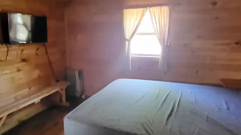 Pet Friendly Standard Cottage with Bunk - West Resort — image 4 of 4