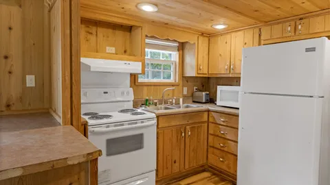 Yogi Bear Lakeside Family Lodge — image 2 of 16
