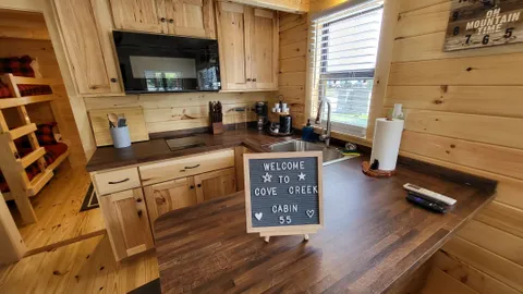 Deluxe Lodge with Loft Call To Book — image 12 of 12
