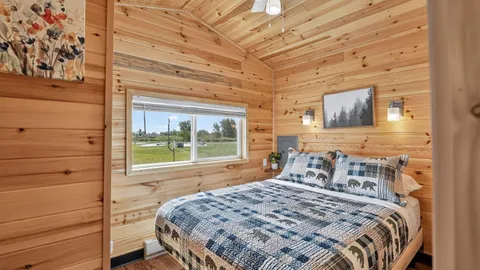 Deluxe Cabin #5 - Sleeps 6 — image 2 of 5