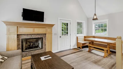 Hemlock Gorge Luxury Manor — image 2 of 16