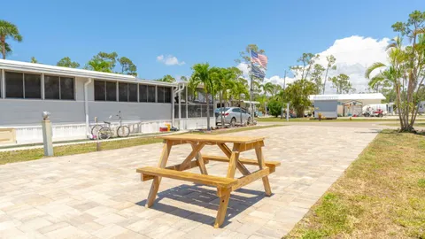 Deluxe Full Hookup Paver RV Site — image 4 of 4