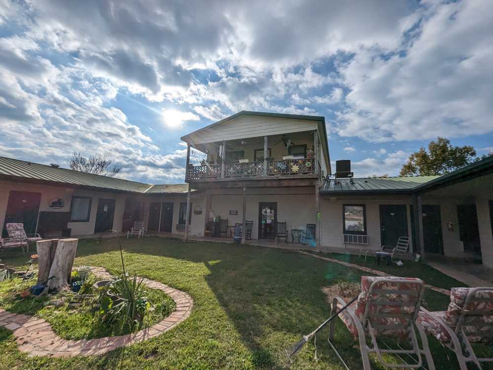 Lucky Buck's Lodge & RV Park, Omaha, Texas - Photo 3