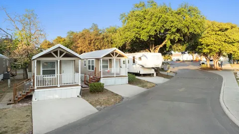 Cabin — image 1 of 4