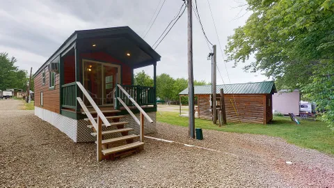 Deluxe Cabin — image 1 of 7