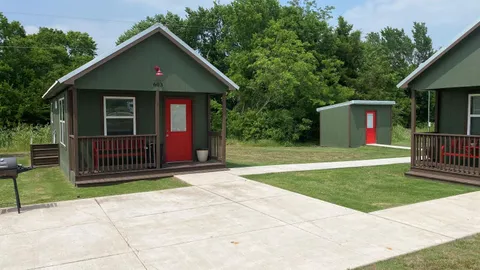 600 Series Cabins — image 3 of 3