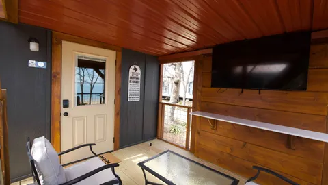 Lakeview Cabin - 3 Queen + Futon — image 2 of 11