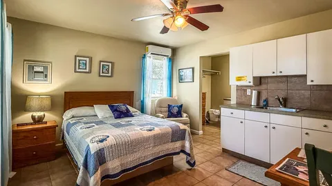 COTTAGE - STUDIO — image 1 of 5