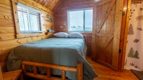 Bear Cabin — image 2 of 5