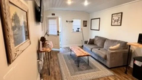 Cabin B — image 2 of 9
