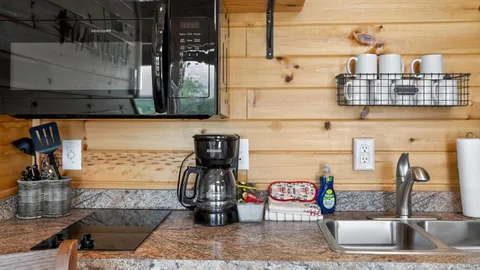 Deluxe Cabin #1 - Sleeps 8 — image 2 of 6