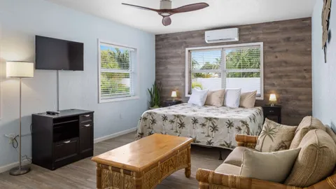 Large Motel Suite with 1 Queen, Sleep Sofa Kitchenette Sleeps 2 — image 2 of 5