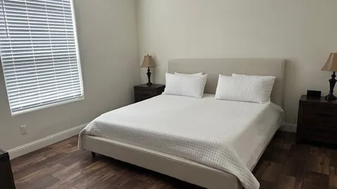 Signature Cottage 2 Bedroom — image 2 of 8